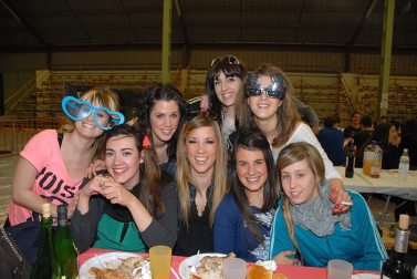 Los grupos de amigos de Olite celebraron, un año más, el Día de las Cuadrillas con el único objetivo de pasarlo bien junto a los amigos. Fueron las propias cuadrillas y la Asociación de Hosteleros de la localidad quienes se encargaron de organizar las distintas actividades de esta jornada. El día comenzó con una ronda de poteo por las calles de Olite acompañada por los gaiteros y continuó con una comida en el frontón municipal en la que se sirvió un menú compuesto por macarrones, pollo asado y postre. Durante la tarde y hasta la madrugada, los asistentes pudieron disfrutar con diversos conciertos y la música de dj¿s.