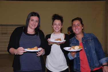 Los grupos de amigos de Olite celebraron, un año más, el Día de las Cuadrillas con el único objetivo de pasarlo bien junto a los amigos. Fueron las propias cuadrillas y la Asociación de Hosteleros de la localidad quienes se encargaron de organizar las distintas actividades de esta jornada. El día comenzó con una ronda de poteo por las calles de Olite acompañada por los gaiteros y continuó con una comida en el frontón municipal en la que se sirvió un menú compuesto por macarrones, pollo asado y postre. Durante la tarde y hasta la madrugada, los asistentes pudieron disfrutar con diversos conciertos y la música de dj¿s.