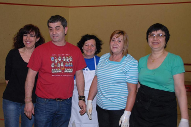 Los grupos de amigos de Olite celebraron, un año más, el Día de las Cuadrillas con el único objetivo de pasarlo bien junto a los amigos. Fueron las propias cuadrillas y la Asociación de Hosteleros de la localidad quienes se encargaron de organizar las distintas actividades de esta jornada. El día comenzó con una ronda de poteo por las calles de Olite acompañada por los gaiteros y continuó con una comida en el frontón municipal en la que se sirvió un menú compuesto por macarrones, pollo asado y postre. Durante la tarde y hasta la madrugada, los asistentes pudieron disfrutar con diversos conciertos y la música de dj¿s.