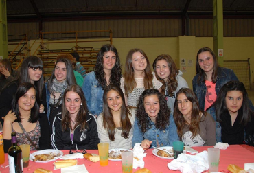 Los grupos de amigos de Olite celebraron, un año más, el Día de las Cuadrillas con el único objetivo de pasarlo bien junto a los amigos. Fueron las propias cuadrillas y la Asociación de Hosteleros de la localidad quienes se encargaron de organizar las distintas actividades de esta jornada. El día comenzó con una ronda de poteo por las calles de Olite acompañada por los gaiteros y continuó con una comida en el frontón municipal en la que se sirvió un menú compuesto por macarrones, pollo asado y postre. Durante la tarde y hasta la madrugada, los asistentes pudieron disfrutar con diversos conciertos y la música de dj¿s.