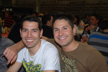 Los grupos de amigos de Olite celebraron, un año más, el Día de las Cuadrillas con el único objetivo de pasarlo bien junto a los amigos. Fueron las propias cuadrillas y la Asociación de Hosteleros de la localidad quienes se encargaron de organizar las distintas actividades de esta jornada. El día comenzó con una ronda de poteo por las calles de Olite acompañada por los gaiteros y continuó con una comida en el frontón municipal en la que se sirvió un menú compuesto por macarrones, pollo asado y postre. Durante la tarde y hasta la madrugada, los asistentes pudieron disfrutar con diversos conciertos y la música de dj¿s.
