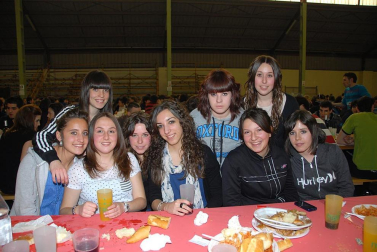 Los grupos de amigos de Olite celebraron, un año más, el Día de las Cuadrillas con el único objetivo de pasarlo bien junto a los amigos. Fueron las propias cuadrillas y la Asociación de Hosteleros de la localidad quienes se encargaron de organizar las distintas actividades de esta jornada. El día comenzó con una ronda de poteo por las calles de Olite acompañada por los gaiteros y continuó con una comida en el frontón municipal en la que se sirvió un menú compuesto por macarrones, pollo asado y postre. Durante la tarde y hasta la madrugada, los asistentes pudieron disfrutar con diversos conciertos y la música de dj¿s.