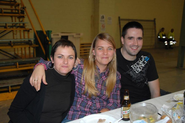 Los grupos de amigos de Olite celebraron, un año más, el Día de las Cuadrillas con el único objetivo de pasarlo bien junto a los amigos. Fueron las propias cuadrillas y la Asociación de Hosteleros de la localidad quienes se encargaron de organizar las distintas actividades de esta jornada. El día comenzó con una ronda de poteo por las calles de Olite acompañada por los gaiteros y continuó con una comida en el frontón municipal en la que se sirvió un menú compuesto por macarrones, pollo asado y postre. Durante la tarde y hasta la madrugada, los asistentes pudieron disfrutar con diversos conciertos y la música de dj¿s.