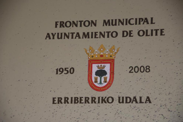 Los grupos de amigos de Olite celebraron, un año más, el Día de las Cuadrillas con el único objetivo de pasarlo bien junto a los amigos. Fueron las propias cuadrillas y la Asociación de Hosteleros de la localidad quienes se encargaron de organizar las distintas actividades de esta jornada. El día comenzó con una ronda de poteo por las calles de Olite acompañada por los gaiteros y continuó con una comida en el frontón municipal en la que se sirvió un menú compuesto por macarrones, pollo asado y postre. Durante la tarde y hasta la madrugada, los asistentes pudieron disfrutar con diversos conciertos y la música de dj¿s.