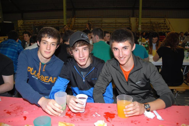 Los grupos de amigos de Olite celebraron, un año más, el Día de las Cuadrillas con el único objetivo de pasarlo bien junto a los amigos. Fueron las propias cuadrillas y la Asociación de Hosteleros de la localidad quienes se encargaron de organizar las distintas actividades de esta jornada. El día comenzó con una ronda de poteo por las calles de Olite acompañada por los gaiteros y continuó con una comida en el frontón municipal en la que se sirvió un menú compuesto por macarrones, pollo asado y postre. Durante la tarde y hasta la madrugada, los asistentes pudieron disfrutar con diversos conciertos y la música de dj¿s.