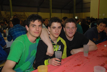 Los grupos de amigos de Olite celebraron, un año más, el Día de las Cuadrillas con el único objetivo de pasarlo bien junto a los amigos. Fueron las propias cuadrillas y la Asociación de Hosteleros de la localidad quienes se encargaron de organizar las distintas actividades de esta jornada. El día comenzó con una ronda de poteo por las calles de Olite acompañada por los gaiteros y continuó con una comida en el frontón municipal en la que se sirvió un menú compuesto por macarrones, pollo asado y postre. Durante la tarde y hasta la madrugada, los asistentes pudieron disfrutar con diversos conciertos y la música de dj¿s.