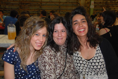 Los grupos de amigos de Olite celebraron, un año más, el Día de las Cuadrillas con el único objetivo de pasarlo bien junto a los amigos. Fueron las propias cuadrillas y la Asociación de Hosteleros de la localidad quienes se encargaron de organizar las distintas actividades de esta jornada. El día comenzó con una ronda de poteo por las calles de Olite acompañada por los gaiteros y continuó con una comida en el frontón municipal en la que se sirvió un menú compuesto por macarrones, pollo asado y postre. Durante la tarde y hasta la madrugada, los asistentes pudieron disfrutar con diversos conciertos y la música de dj¿s.