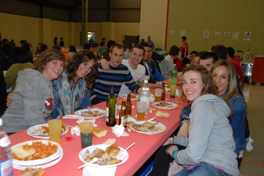 Los grupos de amigos de Olite celebraron, un año más, el Día de las Cuadrillas con el único objetivo de pasarlo bien junto a los amigos. Fueron las propias cuadrillas y la Asociación de Hosteleros de la localidad quienes se encargaron de organizar las distintas actividades de esta jornada. El día comenzó con una ronda de poteo por las calles de Olite acompañada por los gaiteros y continuó con una comida en el frontón municipal en la que se sirvió un menú compuesto por macarrones, pollo asado y postre. Durante la tarde y hasta la madrugada, los asistentes pudieron disfrutar con diversos conciertos y la música de dj¿s.