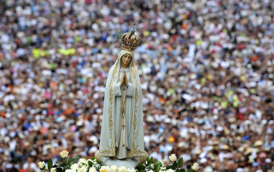 La peregrinación de miles de fieles a pie y en coche desbordó este año las previsiones de los organizadores en la conmemoración del 95 aniversario de la supuesta aparición de la virgen en Fátima (Portugal), que se celebra este fin de semana. EFE