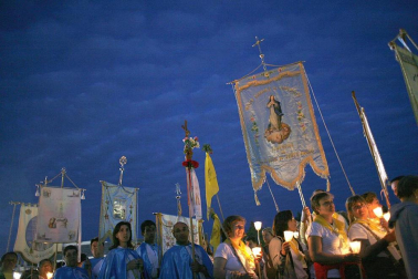 La peregrinación de miles de fieles a pie y en coche desbordó este año las previsiones de los organizadores en la conmemoración del 95 aniversario de la supuesta aparición de la virgen en Fátima (Portugal), que se celebra este fin de semana. EFE