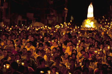 La peregrinación de miles de fieles a pie y en coche desbordó este año las previsiones de los organizadores en la conmemoración del 95 aniversario de la supuesta aparición de la virgen en Fátima (Portugal), que se celebra este fin de semana. EFE