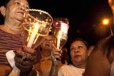La peregrinación de miles de fieles a pie y en coche desbordó este año las previsiones de los organizadores en la conmemoración del 95 aniversario de la supuesta aparición de la virgen en Fátima (Portugal), que se celebra este fin de semana. EFE