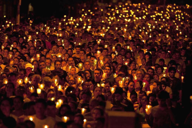 La peregrinación de miles de fieles a pie y en coche desbordó este año las previsiones de los organizadores en la conmemoración del 95 aniversario de la supuesta aparición de la virgen en Fátima (Portugal), que se celebra este fin de semana. EFE