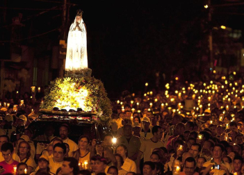La peregrinación de miles de fieles a pie y en coche desbordó este año las previsiones de los organizadores en la conmemoración del 95 aniversario de la supuesta aparición de la virgen en Fátima (Portugal), que se celebra este fin de semana. EFE
