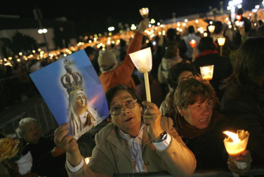 La peregrinación de miles de fieles a pie y en coche desbordó este año las previsiones de los organizadores en la conmemoración del 95 aniversario de la supuesta aparición de la virgen en Fátima (Portugal), que se celebra este fin de semana. EFE