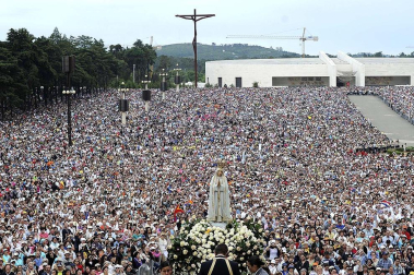 La peregrinación de miles de fieles a pie y en coche desbordó este año las previsiones de los organizadores en la conmemoración del 95 aniversario de la supuesta aparición de la virgen en Fátima (Portugal), que se celebra este fin de semana. EFE