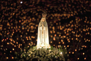 La peregrinación de miles de fieles a pie y en coche desbordó este año las previsiones de los organizadores en la conmemoración del 95 aniversario de la supuesta aparición de la virgen en Fátima (Portugal), que se celebra este fin de semana. EFE