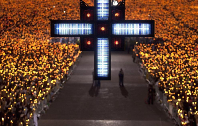 La peregrinación de miles de fieles a pie y en coche desbordó este año las previsiones de los organizadores en la conmemoración del 95 aniversario de la supuesta aparición de la virgen en Fátima (Portugal), que se celebra este fin de semana. EFE