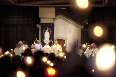 La peregrinación de miles de fieles a pie y en coche desbordó este año las previsiones de los organizadores en la conmemoración del 95 aniversario de la supuesta aparición de la virgen en Fátima (Portugal), que se celebra este fin de semana. EFE