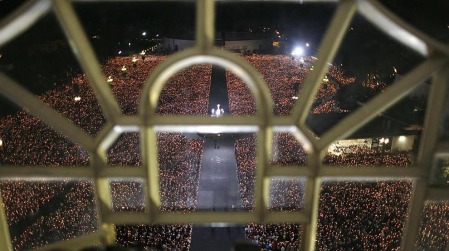La peregrinación de miles de fieles a pie y en coche desbordó este año las previsiones de los organizadores en la conmemoración del 95 aniversario de la supuesta aparición de la virgen en Fátima (Portugal), que se celebra este fin de semana. EFE