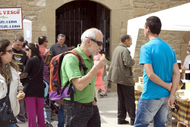 La feria del Espárrago acogió el XXII Capítulo de su cofradía con 23 invitados y una apuesta clara por el producto en una fiesta multitudinaria