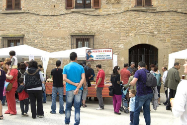 La feria del Espárrago acogió el XXII Capítulo de su cofradía con 23 invitados y una apuesta clara por el producto en una fiesta multitudinaria