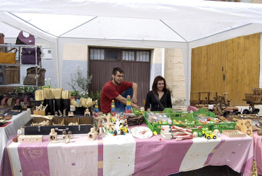 La feria del Espárrago acogió el XXII Capítulo de su cofradía con 23 invitados y una apuesta clara por el producto en una fiesta multitudinaria