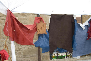 La feria del Espárrago acogió el XXII Capítulo de su cofradía con 23 invitados y una apuesta clara por el producto en una fiesta multitudinaria