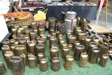 La feria del Espárrago acogió el XXII Capítulo de su cofradía con 23 invitados y una apuesta clara por el producto en una fiesta multitudinaria