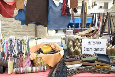 La feria del Espárrago acogió el XXII Capítulo de su cofradía con 23 invitados y una apuesta clara por el producto en una fiesta multitudinaria