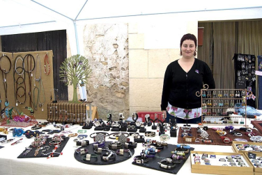 La feria del Espárrago acogió el XXII Capítulo de su cofradía con 23 invitados y una apuesta clara por el producto en una fiesta multitudinaria