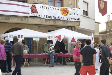 La feria del Espárrago acogió el XXII Capítulo de su cofradía con 23 invitados y una apuesta clara por el producto en una fiesta multitudinaria