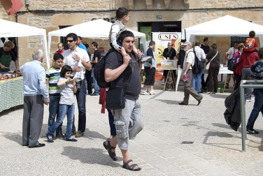 La feria del Espárrago acogió el XXII Capítulo de su cofradía con 23 invitados y una apuesta clara por el producto en una fiesta multitudinaria