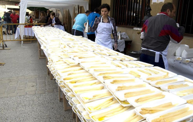 La feria del Espárrago acogió el XXII Capítulo de su cofradía con 23 invitados y una apuesta clara por el producto en una fiesta multitudinaria