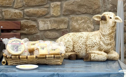 La feria del Espárrago acogió el XXII Capítulo de su cofradía con 23 invitados y una apuesta clara por el producto en una fiesta multitudinaria