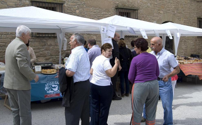 La feria del Espárrago acogió el XXII Capítulo de su cofradía con 23 invitados y una apuesta clara por el producto en una fiesta multitudinaria