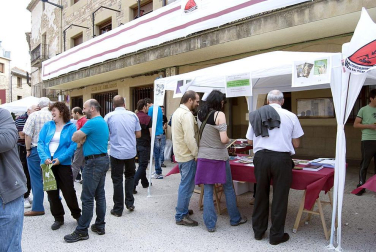La feria del Espárrago acogió el XXII Capítulo de su cofradía con 23 invitados y una apuesta clara por el producto en una fiesta multitudinaria