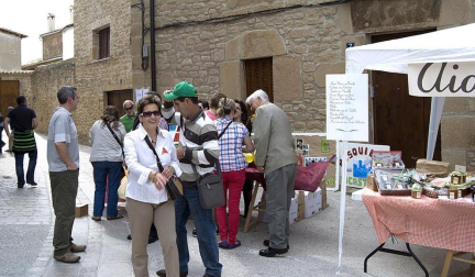 La feria del Espárrago acogió el XXII Capítulo de su cofradía con 23 invitados y una apuesta clara por el producto en una fiesta multitudinaria