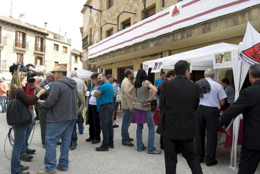 La feria del Espárrago acogió el XXII Capítulo de su cofradía con 23 invitados y una apuesta clara por el producto en una fiesta multitudinaria