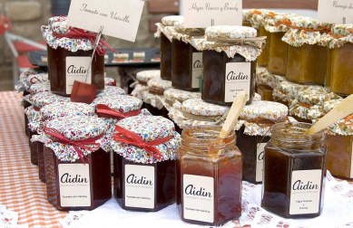 La feria del Espárrago acogió el XXII Capítulo de su cofradía con 23 invitados y una apuesta clara por el producto en una fiesta multitudinaria