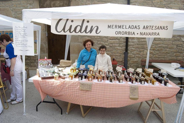 La feria del Espárrago acogió el XXII Capítulo de su cofradía con 23 invitados y una apuesta clara por el producto en una fiesta multitudinaria