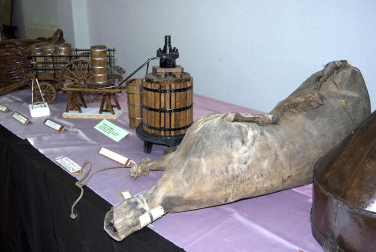 La feria del Espárrago acogió el XXII Capítulo de su cofradía con 23 invitados y una apuesta clara por el producto en una fiesta multitudinaria