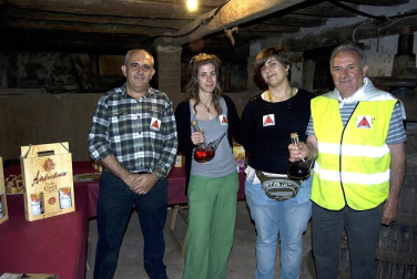 La feria del Espárrago acogió el XXII Capítulo de su cofradía con 23 invitados y una apuesta clara por el producto en una fiesta multitudinaria