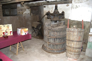 La feria del Espárrago acogió el XXII Capítulo de su cofradía con 23 invitados y una apuesta clara por el producto en una fiesta multitudinaria