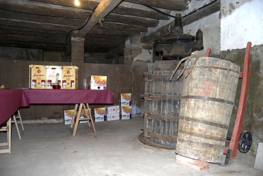 La feria del Espárrago acogió el XXII Capítulo de su cofradía con 23 invitados y una apuesta clara por el producto en una fiesta multitudinaria