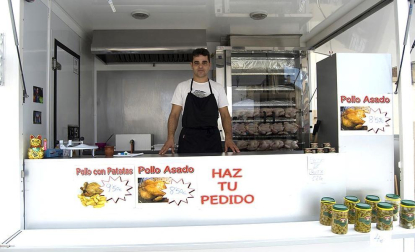 La feria del Espárrago acogió el XXII Capítulo de su cofradía con 23 invitados y una apuesta clara por el producto en una fiesta multitudinaria