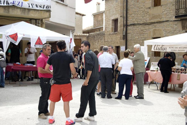 La feria del Espárrago acogió el XXII Capítulo de su cofradía con 23 invitados y una apuesta clara por el producto en una fiesta multitudinaria