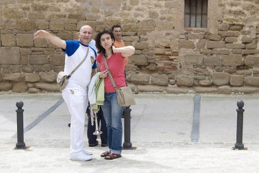 La feria del Espárrago acogió el XXII Capítulo de su cofradía con 23 invitados y una apuesta clara por el producto en una fiesta multitudinaria