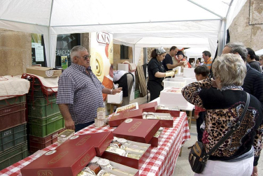 La feria del Espárrago acogió el XXII Capítulo de su cofradía con 23 invitados y una apuesta clara por el producto en una fiesta multitudinaria