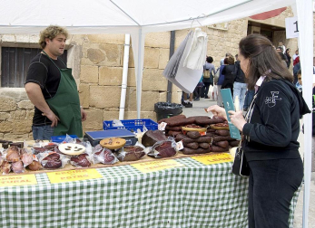 La feria del Espárrago acogió el XXII Capítulo de su cofradía con 23 invitados y una apuesta clara por el producto en una fiesta multitudinaria